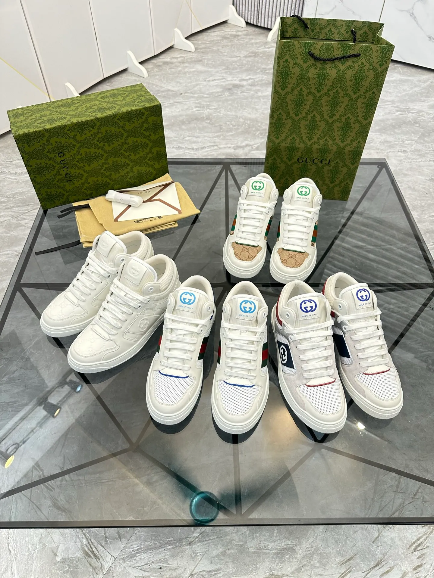 Selling men's shoes 💰: 💰P560¥ Top quality Product trademark: Gucci* "Gucci*" low-top casual shoes Regular size: 38-44 (can be customized to 45.46.) Product material: imported first-layer cowhide leather upper, breathable lining, original outsole. No.: 004